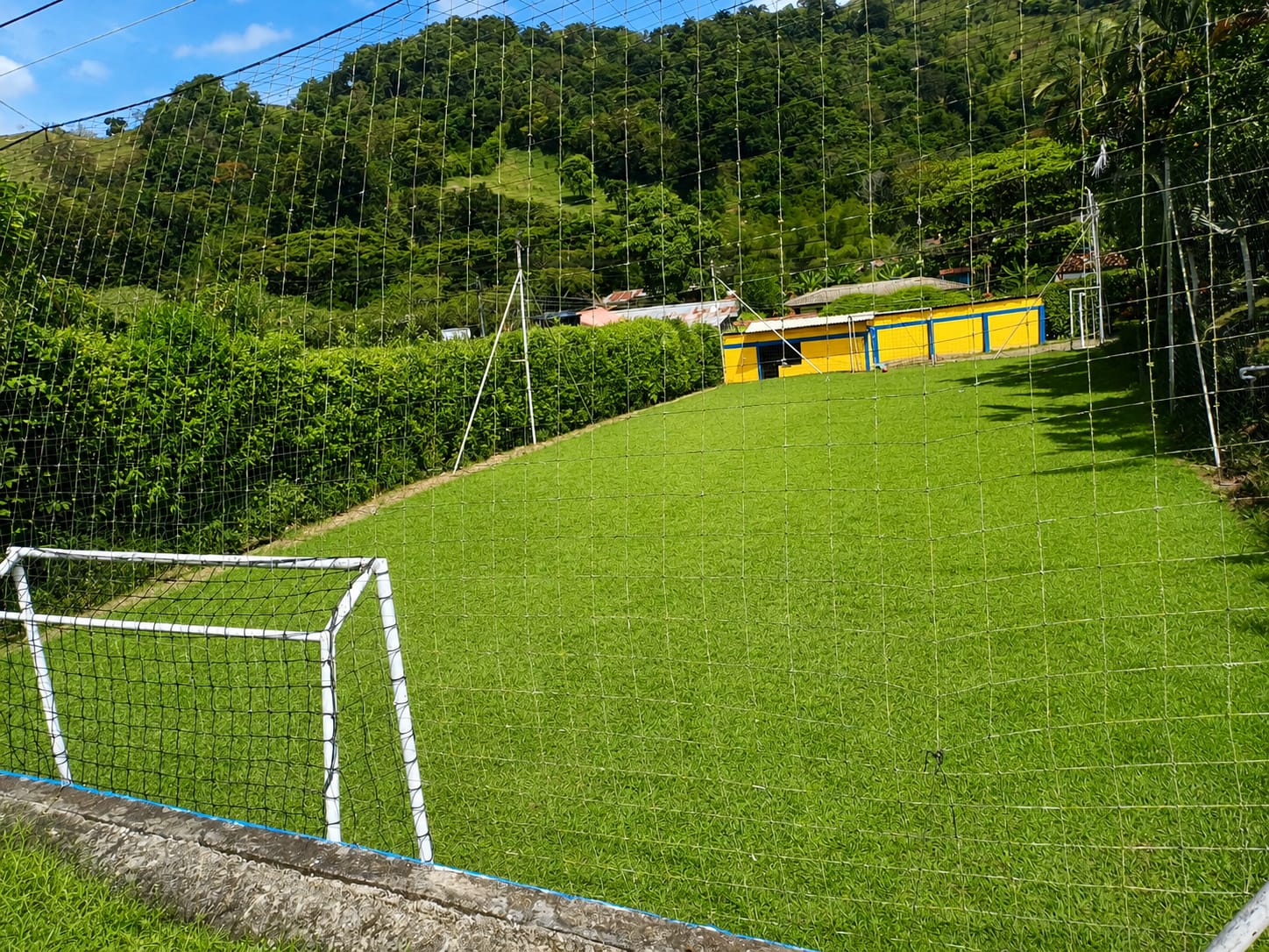 Cancha de fútbol y zonas verdes